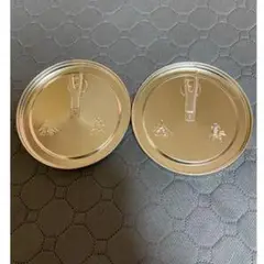 金色の円形空き缶