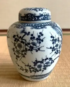 青と白の花柄の陶磁器の壺 (青白磁 花模様 茶筒 ) 木箱付き