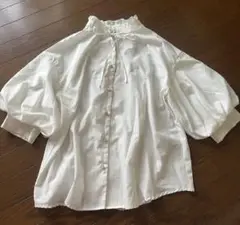 ホワイト フリル付きシャツ ブラウス