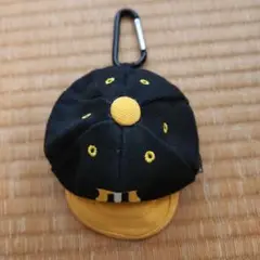阪神タイガースの黒と黄色の野球帽型ポーチ