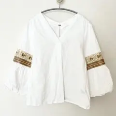 【美品】ブラウス L 刺繍入り ホワイトVネック
