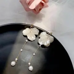 シェルフラワー　ロングイヤリング　ピアス　パール　白　ウェディング　ブライダル