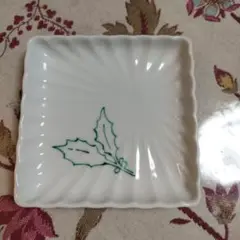 柊の葉が描かれている四角い小皿