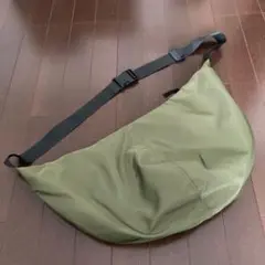 【人気】ショルダーバッグ 肩掛けギョーザ型／カーキ