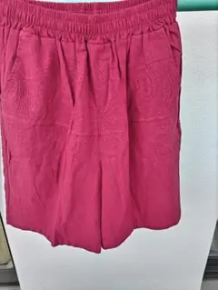 ワイン色の５分丈 パンツ ウエストゴム ポケット付き