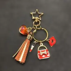【新品】星型キーホルダー タッセル付き ゴールドベースに赤　コンパクトサイズ