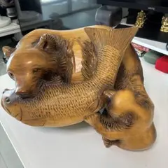クマと魚の木製彫刻 約30cm