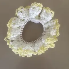イエローとホワイトのフリルシュシュ