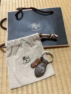 IL BISONTE レザー　 キーホルダー　　グレー