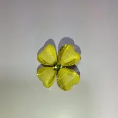 イエロー ブローチ 四つ葉のクローバー