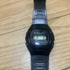 ブラックデジタル腕時計