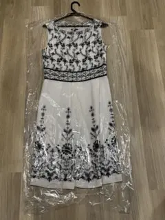 tocca 白黒刺繍ノースリーブ膝丈ワンピース