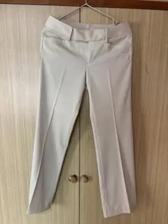 ベージュ スラックス ウエスト金具付き　ユニクロ　M