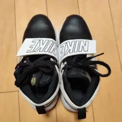 NIKE バスケットボールシューズ 女性用 ブラック/ホワイト/ゴールド