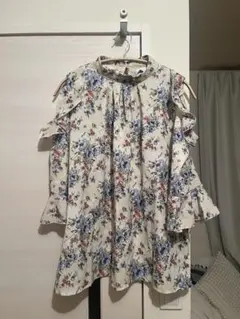 花柄フリル袖トップス 肩出し