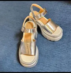 厚底サンダル