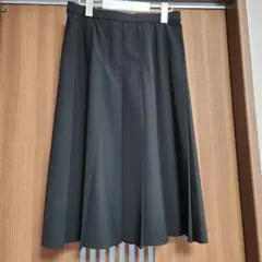 黒のひざ下プリーツスカート