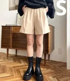 [moment+]ツータックチノショートパンツ　ベージュ　Sサイズ