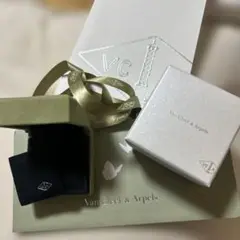 Van Cleef & Arpels ギフトボックスとリボン