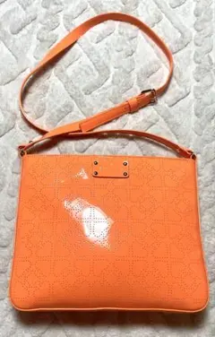 新品未使用 ケイトスペード 横28cm光沢本革 鮮やかオレンジショルダーバッグ