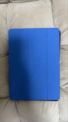 iPad 本体 青いカバー付き