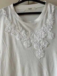 NARU 刺繍付きホワイトTシャツ
