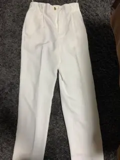 ホワイト プリーツ付きパンツ