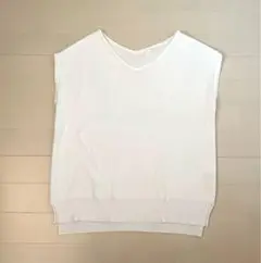 オフホワイト Vネック ノースリーブニット【美品✨️】
