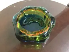 深緑にオレンジのガーベラが浮かび上がるアンティークな深皿(灰皿)