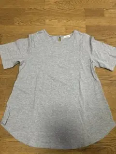 グレー 半袖Tシャツ 背面ボタン付き