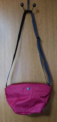 ボディバッグ ショルダーバッグ ユニクロ レッド