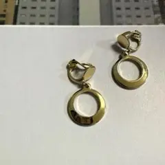106.ゆらゆら揺れる小降りラウンドデザイン イヤリング ゴールド系