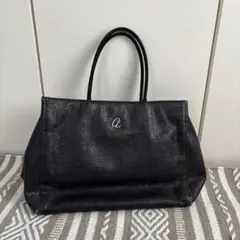黒のハンドバッグ　夏素材