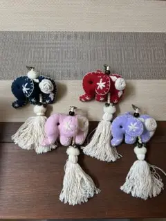 カラフルな象の形のキーホルダー