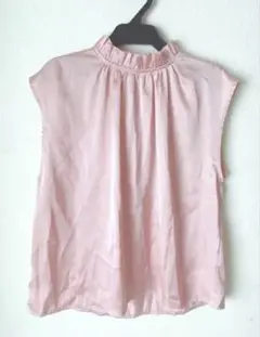 新品　tocco closet フリルサテンノースリーブブラウス