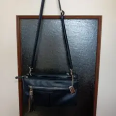 ネイビー ショルダーバッグ タッセル付き a.v.v