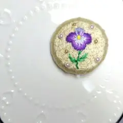 ビーズとビオラの刺繍ブローチ