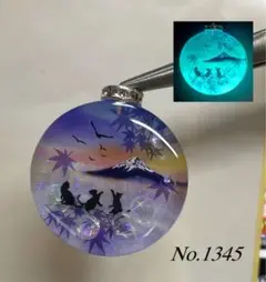 レジン/夜明けの雲海と子猫達　富士山　紫紅葉　蓄光　オルゴナイトネックレス