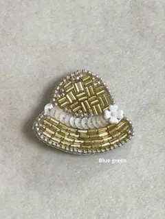 麦わら帽子型ブローチ 金色と白