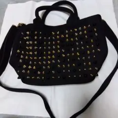 スタッズ装飾の黒いショルダーバッグ