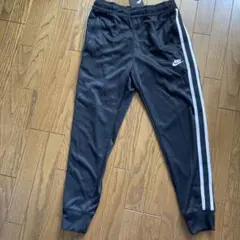 ナイキ　LOOSE FIT TAPER LEG