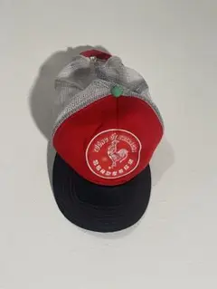赤黒トラッカーハット刺繍ロゴ付き