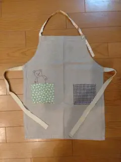 クマ刺繍の布製エプロン