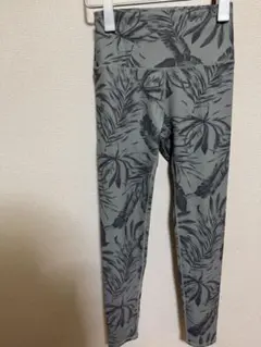スカーラ　ボタニカル　リーフ柄　ヨガレギンス Sサイズ　ラバ