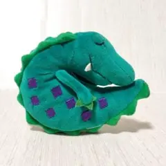 丸まって眠るワニのぬいぐるみマスコット レトロ