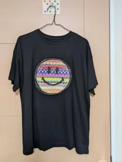 カラフルスマイル刺繍の 黒半袖Tシャツ