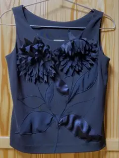 シビラ 黒の花装飾ノースリーブトップス