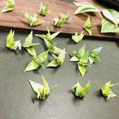 小さな折り鶴　艶緑　レジン　アクセサリーパーツ　ハンドメイド素材