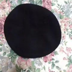 黒のベレー帽