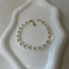 【ハンドメイド】ぷっくりホワイトフラワーブレスレット(大きめ)